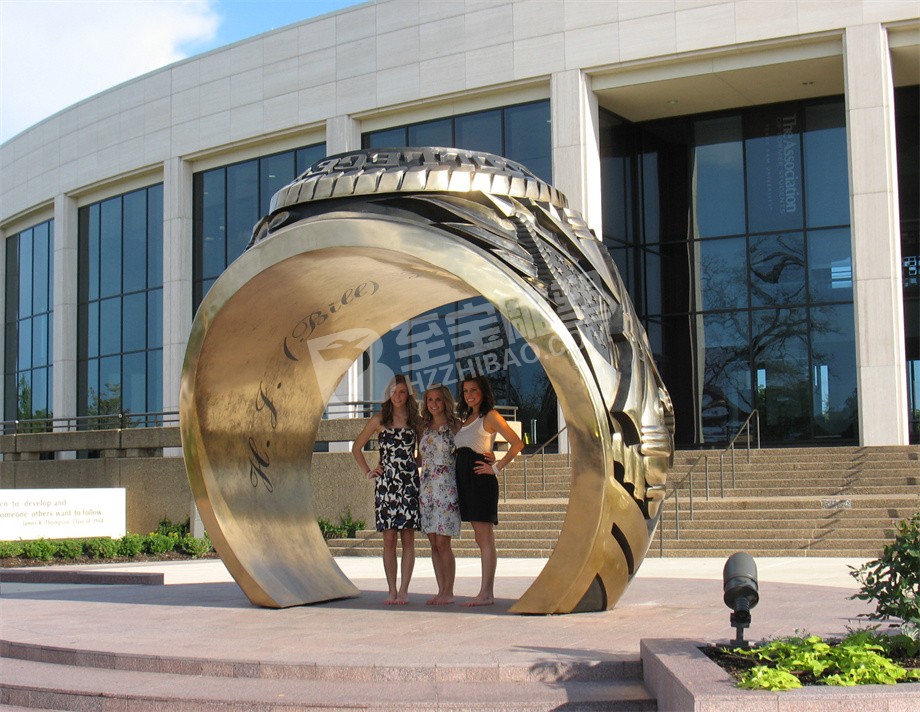 城市廣場(chǎng)鏡面抽象戒指不銹鋼雕塑定制