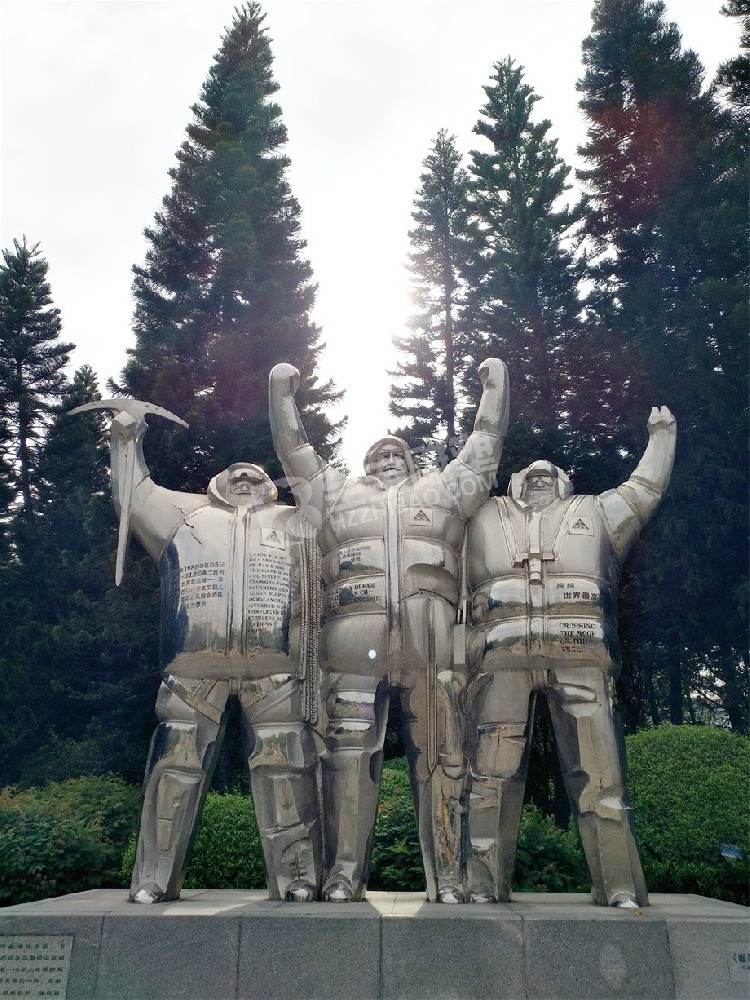 城市廣場(chǎng)小品鏡面人物不銹鋼雕塑定制