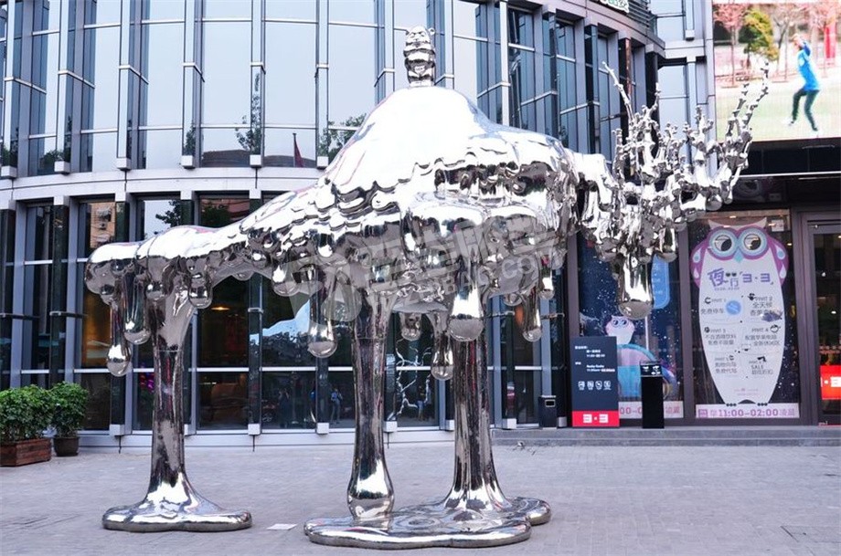 商場(chǎng)戶(hù)外落地?cái)[件鏡面樹(shù)不銹鋼雕塑定制