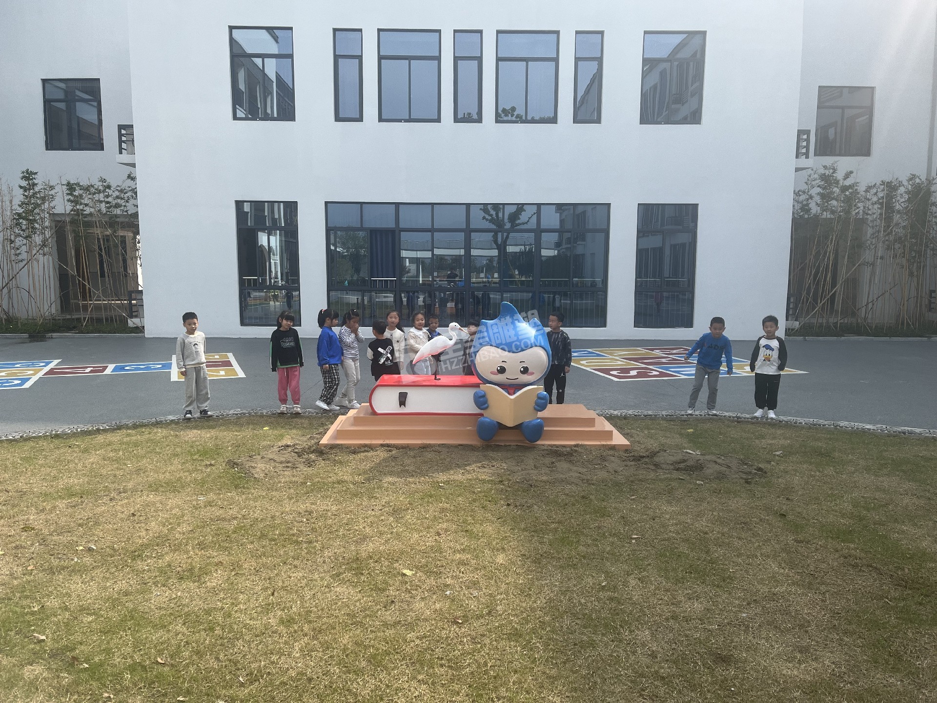 湖州吳山區(qū)愛山小學玻璃鋼雕塑、不銹鋼雕塑項目