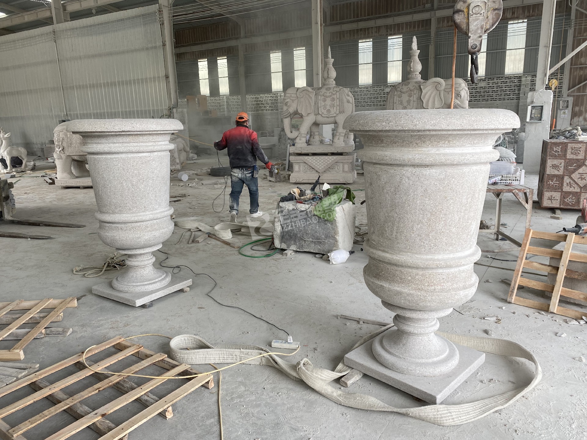 榮安臺(tái)州金成華府烤漆玻璃鋼鹿群、花缽雕塑項(xiàng)目