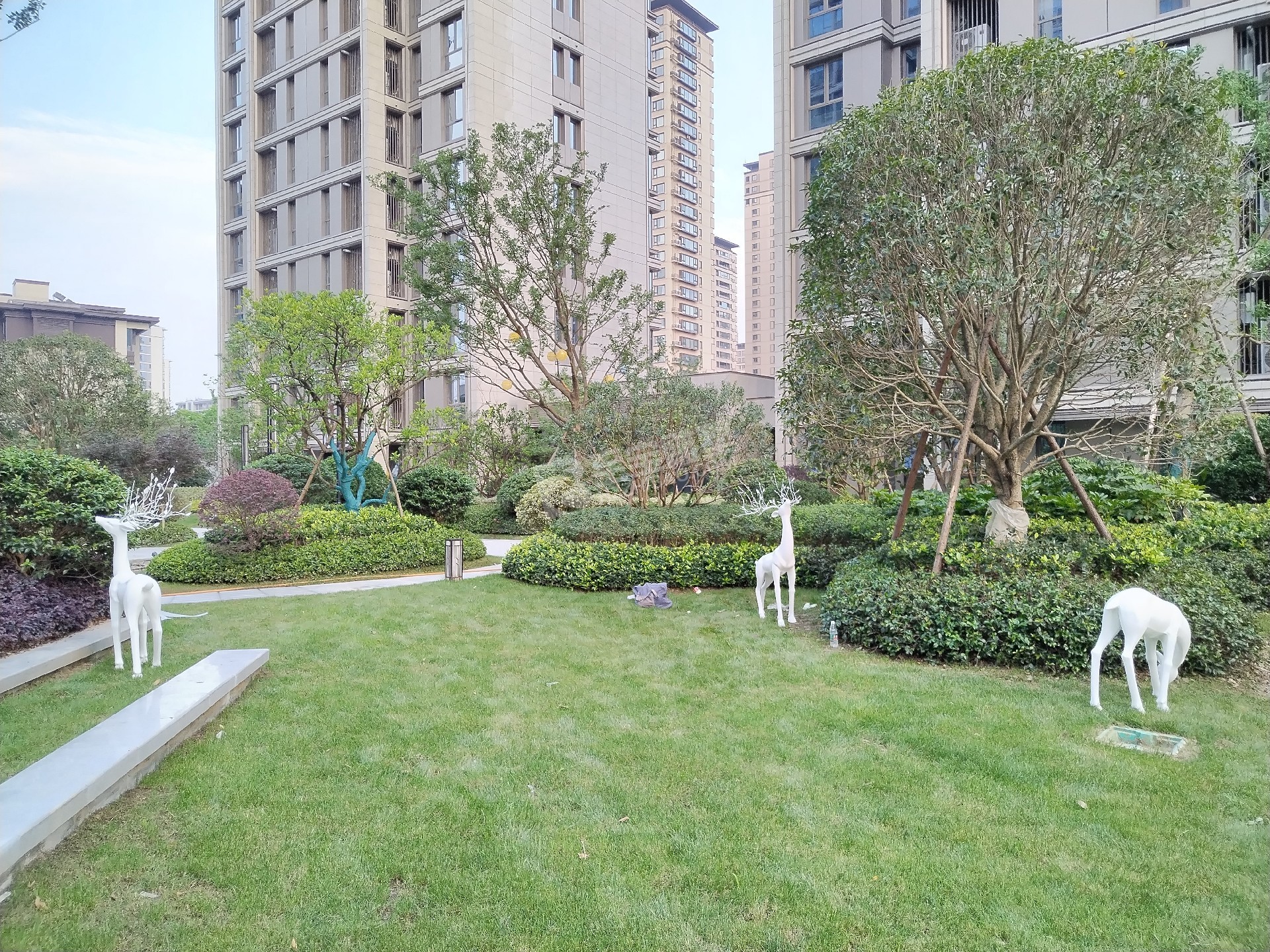 榮安臺(tái)州金成華府烤漆玻璃鋼鹿群、花缽雕塑項(xiàng)目